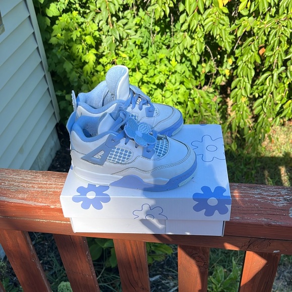 Jordans retro 4s Kids Blue and White Sneakers. - Picture 3 of 6